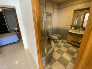 y baño con ducha, aseo y lavamanos. en Casa Nala: Warner, Madrid y Toledo a un paso, en San Martín de la Vega