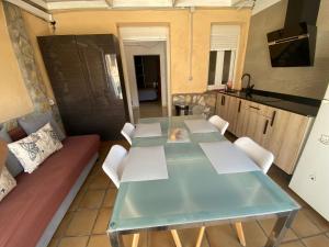 cocina con mesa de cristal y sillas blancas en Casa Nala: Warner, Madrid y Toledo a un paso, en San Martín de la Vega