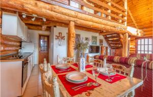 eine Küche und ein Esszimmer mit einem Tisch in einer Hütte in der Unterkunft 3 Bedroom Cozy Home In Sveti Rok in Sveti Rok