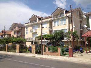 an apartment building on the side of the street at Guest House Lokoski in Peštani