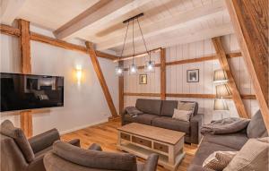 sala de estar con sofá y TV en 4 Bedroom Awesome Home In Langenhorn, en Langenhorn