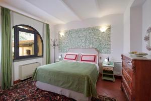 モンテスペルトリにあるVilla I Leoniのベッドルーム1室(ベッド1台、ドレッサー、窓付)