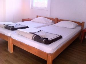 Un pat sau paturi într-o cameră la Guest House Lokoski +15 fotografii