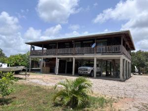 ein Haus mit einem LKW davor in der Unterkunft Last Frontiers in Gales Point