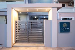 una porta d'ingresso di un edificio con cancello di Carabella Residence a Città di Lefkada
