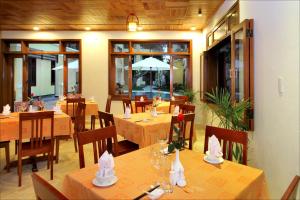 Restoran või mõni muu söögikoht majutusasutuses Hoi An TNT Villa