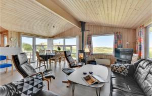 Ruang duduk di Amazing Home In Hvide Sande With House Sea View