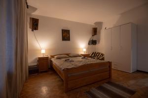 um quarto com uma cama e uma cadeira em St Marks em Belgrado