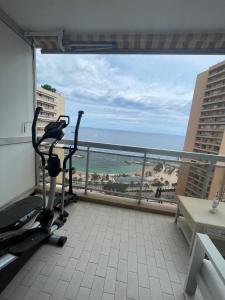 um quarto com vista para a praia a partir de uma varanda em F1 Exclusive 100-sqm Monaco Apartment with Private Parking em Monte Carlo