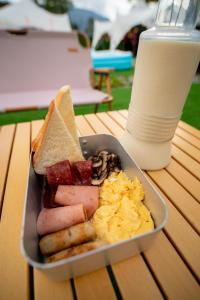 un vassoio con prodotti per la colazione su un tavolo di iGo Glamz 爱狗露营 Pet Friendly Glamping a Resorts World Genting