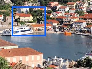 zwei Bilder eines Yachthafens mit Booten im Wasser in der Unterkunft apartmani Isabella - Ilda Radonic in Jelsa