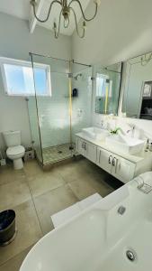 A bathroom at Villa Casa