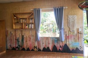 Habitación con pared de madera con cortinas y ventana en Books Home Dalat, en Da Lat