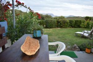 a wooden table with a piece of bread sitting on it at Sa Domitta di Suiles in Olbia