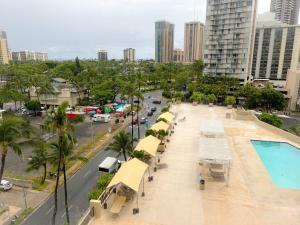 Blick auf eine Stadtstraße mit Pool und Gebäuden in der Unterkunft Hawaiian Monarch 1105 condo in Honolulu