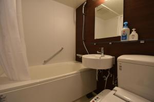 ein Badezimmer mit einem Waschbecken, einem WC und einer Badewanne in der Unterkunft Enzo Ikeda A in Omura