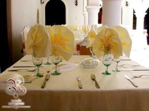 una mesa con tenedores, cucharas y copas de vino en Hotel Santa Teresa en Potosí