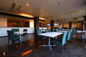 Un restaurant u otro lugar para comer en リバティーリゾート大東温泉