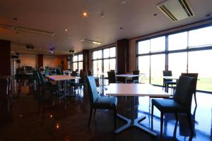 Un restaurant u otro lugar para comer en リバティーリゾート大東温泉