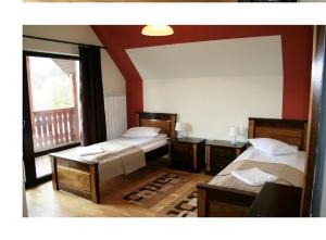 コリビツァにあるPensiunea Lac Colibitaのベッドルーム1室(ベッド2台、大きな窓付)
