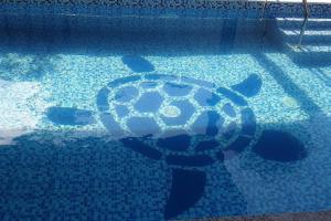 een foto van een schildpad in een zwembad bij 5BR w/ Covered Pool, Jacuzzi, & Gazebo 