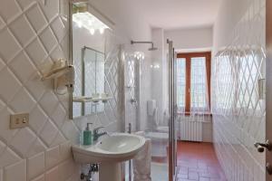 モンテスペルトリにあるVilla I Leoniの白いバスルーム(シンク、シャワー付)