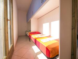 eine Reihe von Betten in einem Zimmer mit Fenster in der Unterkunft Pomposa Residence in Lido di Pomposa