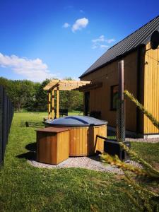 Afbeelding uit fotogalerij van Sielanka Szkotowo domek z jacuzzi in Szkotowo