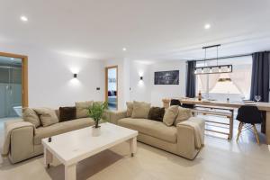 a living room with a couch and a table at Lujoso cerca de playa in Jávea