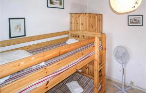 um beliche num quarto com uma ventoinha em Beautiful Home In Saint Pierre La Mer With Kitchen em Saint Pierre La Mer