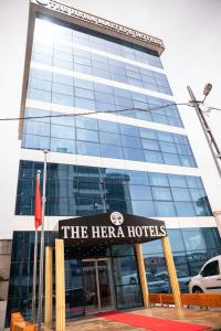 un edificio con un cartel que lee los hoteles hera en The Hera Maltepe Otel & Spa en Estambul