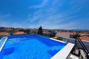 basen na dachu domu z widokiem w obiekcie Luxury Rooms LaVie - Deluxe Rooms w mieście Zadar