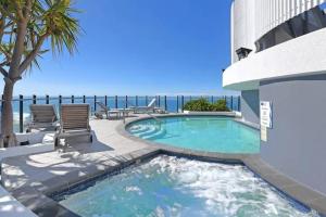 - une piscine avec l'océan en arrière-plan dans l'établissement Modern luxury with breathtaking ocean views, à Gold Coast