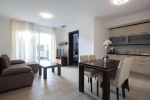 Fotografie z fotogalerie ubytování Apartmani Happiness v destinaci Zaton