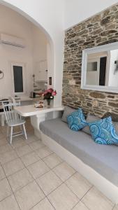 sala de estar con cama y comedor en Anoi Rooms en Tinos Town