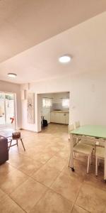 ein Wohnzimmer mit einer grünen Tischtennisplatte in der Unterkunft דירת נופש במרכז טבריה in Tiberias