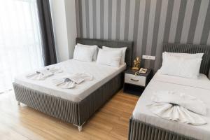 due letti in una stanza d'albergo con asciugamani sopra di The Hera Maltepe Otel & Spa a Istanbul Altre 36 foto