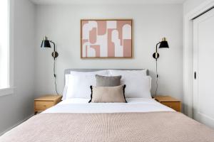 Postel nebo postele na pokoji v ubytování 1BR Minutes from Union Sq Porter Sq Davis Sq BOS-338