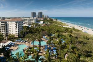 een luchtzicht op een resort met een strand bij Marriott's Ocean Pointe in Palm Beach Shores