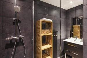 ein Bad mit einer Dusche und einem Waschbecken in der Unterkunft Résidence Coeur d'Argentière 103 Happy Rentals in Chamonix-Mont-Blanc