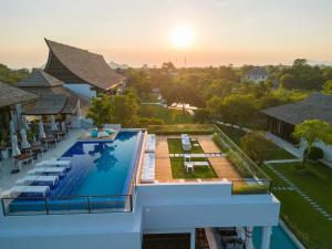 uma vista aérea de uma villa com piscina em The Soul Resort 