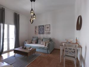雅典的住宿－Beautiful Athenian apartment next to the center，客厅配有沙发和桌子