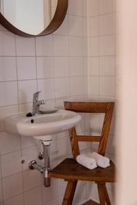 ein Bad mit einem Waschbecken und einem Spiegel in der Unterkunft Winzerhäuser Schippinger in Leutschach