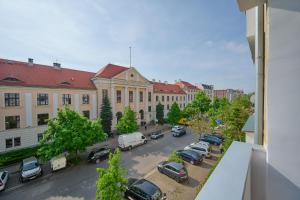 widok na parking przed budynkiem w obiekcie Norwida Apartment with Balcony Downtown Wrocław by Renters we Wrocławiu