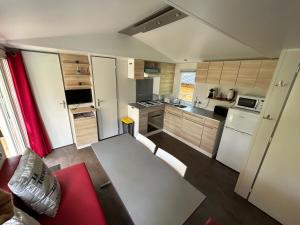 Kuchyň nebo kuchyňský kout v ubytování LE ILÔ - camping la dune blanche