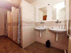 ein Badezimmer mit 2 Waschbecken und einem Spiegel in der Unterkunft DIAMOND house in Brezno