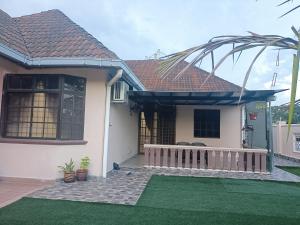 dom z gankiem i ogrodzeniem w obiekcie Rinting Corner Islamic Homestay, Pasir Gudang w mieście Masai