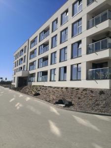 スヴァウキにあるIGO-Apartament- 2 sypialnie i Salonの建物の前の空いている通り