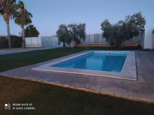 uma piscina no meio de um quintal em Casa rural la noria em Los Palacios y Villafranca