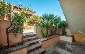 a courtyard with stairs and trees and a building at Bilo Sup in Isola Rossa